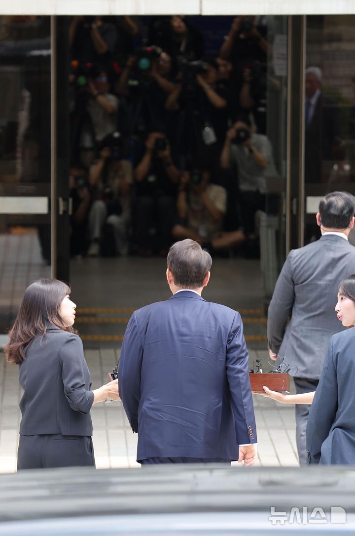 [서울=뉴시스] 사진공동취재단 = 12·3 비상계엄과 관련해 특검의 수사를 받는 윤석열 전 대통령이 두 번째 영장실질심사를 받기 위해 9일 오후 서울 서초구 중앙지법으로 출석하고 있다. 2025.07.09. photo@newsis.com