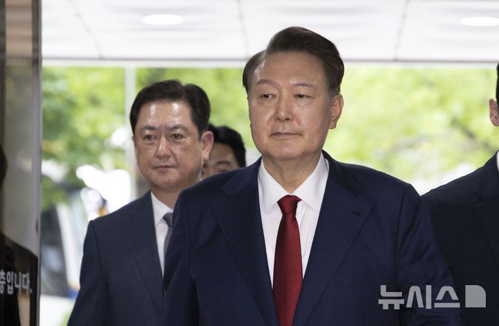 [서울=뉴시스] 사진공동취재단 = 윤석열 전 대통령이 9일 서울 서초구 서울중앙지방법원에서 열린 구속 전 피의자심문(영장실질심사)을 받기 위해 출석하고 있다. 2025.07.09. photo@newsis.com