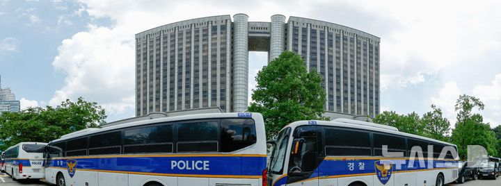 [서울=뉴시스] 사진공동취재단 = 12·3 비상계엄과 관련해 특검의 수사를 받는 윤석열 전 대통령의 두 번째 영장실질심사가 열린 9일  서울 서초구 서울중앙지방법원 인근에 경찰 차벽이 세워져 있다. 2025.07.09. photo@newsis.com