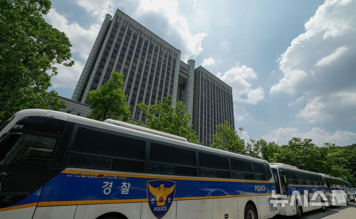 [서울=뉴시스] 사진공동취재단 = 12·3 비상계엄과 관련해 특검의 수사를 받는 윤석열 전 대통령의 두 번째 영장실질심사가 열린 9일  서울 서초구 서울중앙지방법원 인근에 경찰 차벽이 세워져 있다. 2025.07.09. photo@newsis.com