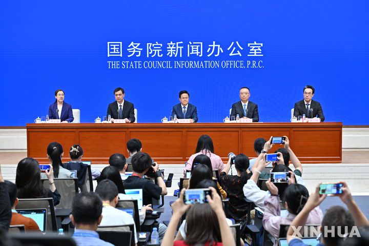 [베이징=신화/뉴시스] 중국 국가발전개혁위원회가 9일 베이징에서 '제14차 5개년 계획' 성과 발표 기자회견을 열고 있다. 2025.07.09