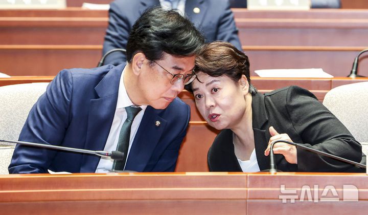 [서울=뉴시스] 김명년 기자 = 송언석 국민의힘 비상대책위원장 겸 원내대표와 윤희숙 혁신위원장이 9일 서울 여의도 국회에서 열린 긴급의원총회에서 대화를 나누고 있다. 2025.07.09. kmn@newsis.com