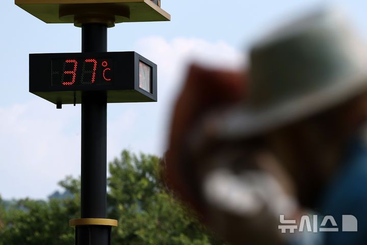 전국 대부분 지역에 폭염경보가 발효된 9일 서울 서초구 몽마르트공원에 설치된 온도계에 기온이 37도를 나타내고 있다. 2025.07.09. xconfind@newsis.com