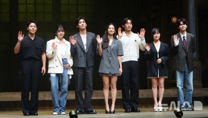 [서울=뉴시스] 김혜진 기자 = 배우 이규형(왼쪽부터), 이주영, 손우현, 박주현, 이상이, 김향기, 옹성우가 9일 오후 서울 서초구 예술의전당 CJ토월극장에서 열린 연극 '셰익스피어 인 러브' 기자간담회에서 포즈를 취하고 있다. 2025.07.09. jini@newsis.com