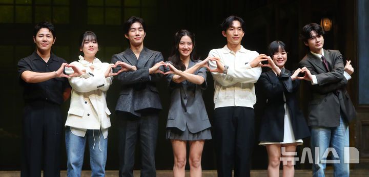 [서울=뉴시스] 김혜진 기자 = 배우 이규형(왼쪽부터), 이주영, 손우현, 박주현, 이상이, 김향기, 옹성우가 9일 오후 서울 서초구 예술의전당 CJ토월극장에서 열린 연극 '셰익스피어 인 러브' 기자간담회에서 포즈를 취하고 있다. 2025.07.09. jini@newsis.com