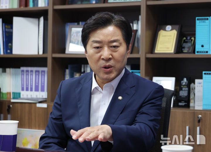 [서울=뉴시스] 고승민 기자 = 더불어민주당 최고위원 출마를 선언한 황명선 의원이 서울 여의도 국회 의원회관 의원실에서 뉴시스와 인터뷰를 하고 있다. 2025.07.10. kkssmm99@newsis.com