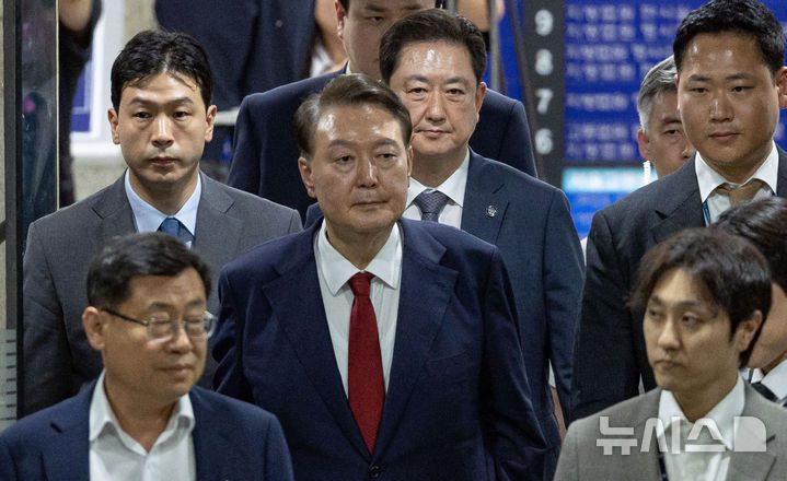 [서울=뉴시스] 사진공동취재단 = 윤석열 전 대통령이 9일 서울 서초구 서울중앙지법에서 열린 직권남용 등 혐의 영장실질심사(구속 전 피의자 심문)를 마친 뒤 대기 장소인 서울구치소로 이동하기 위해 법원을 나서고 있다. 12·3 비상계엄 사태의 '정점'으로 조은석 특별검사가 이끄는 내란 특검팀에 구속영장이 청구된 윤 전 대통령은 지난 1월 18일 내란우두머리 등 혐의 영장실질심사를 받은 지 172일 만에 재구속 기로에 서게 됐다. 2025.07.09. photo@newsis.com