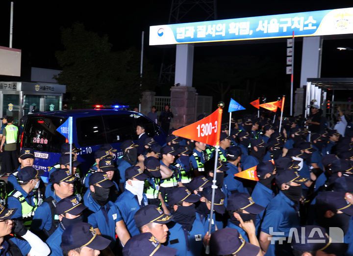 [서울=뉴시스] 배훈식 기자 = 윤석열 전 대통령을 태운 법무부 호송차량이 9일 오후 경기 의왕시 서울구치소로 들어가고 있다. 윤 전 대통령은 이날 서울중앙지방법원에서 열린 직권남용 등 혐의 영장실질심사(구속 전 피의자 심문)를 마친 뒤 영장 발부 여부를 기다리기 위해 서울구치소로 이동했다. 2025.07.09. dahora83@newsis.com