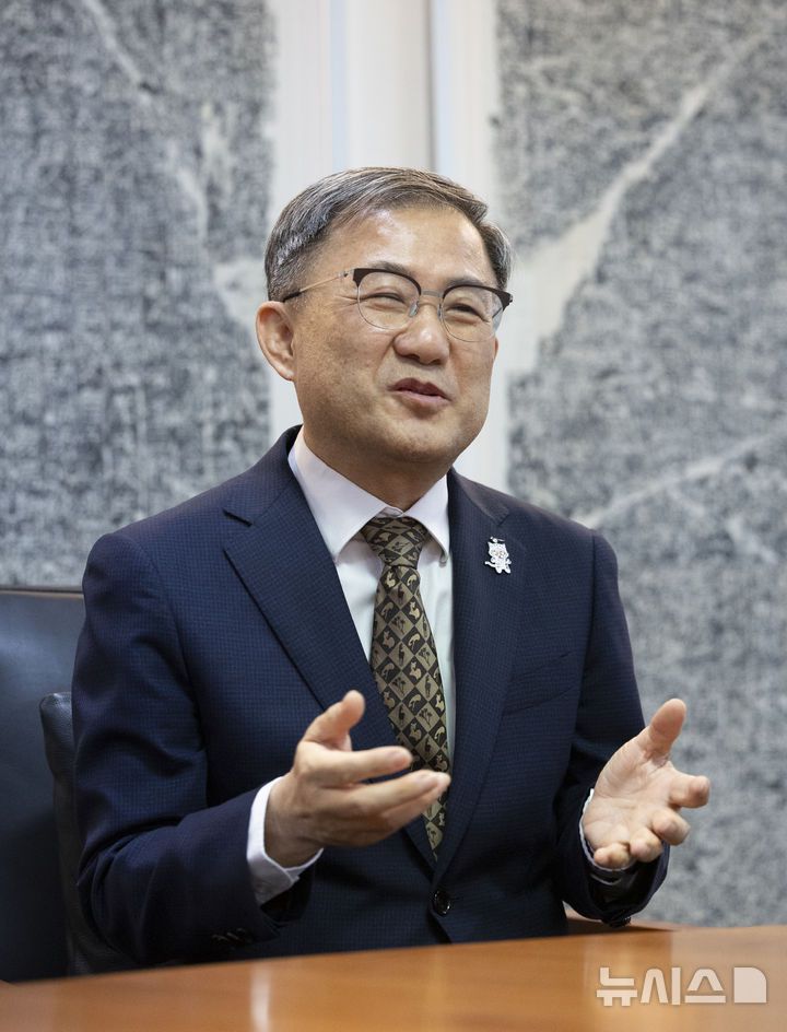 [서울=뉴시스] 김근수 기자 = 김재홍 국립중앙박물관장이 9일 서울 용산구 국립중앙박물관에서 뉴시스와 인터뷰를 하고 있다. 2025.07.09. ks@newsis.com