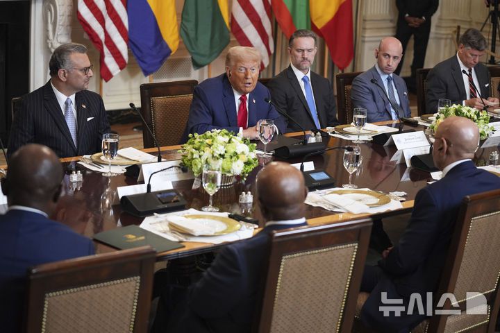 [워싱턴=AP/뉴시스] 도널드 트럼프 미국 대통령이 9일(현지 시간) 워싱턴 백악관에서 열린 아프리카 지도자들과의 오찬하며 대화하고 있다.트럼프 대통령은 이날 세네갈, 라이베리아, 기니비사우, 모리타니, 가봉 등 아프리카 5개국 정상과 오찬했다. 2025.07.11.