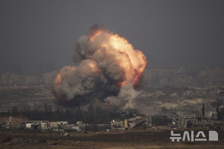 [가자지구=AP/뉴시스] 10일(현지 시간) 이스라엘 남부에서 바라본 가자지구 북부에서 이스라엘군의 폭격으로 화염과 연기가 치솟고 있다. 2025.07.10.