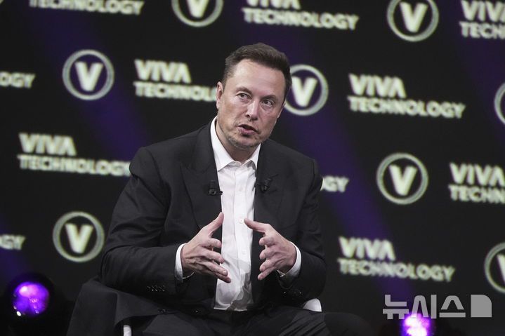 [파리=AP/뉴시스]일론 머스크 테슬라 최고경영자(CEO)가 2023년 6월16일 프랑스 파리에서 한 기술 포럼에 참석해 연설하고 있다. 2025.07.28.