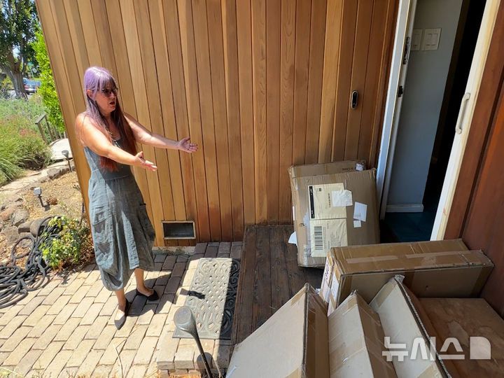 [뉴시스] 주문하지 않은 아마존 택배가 현관 앞까지 쌓이며 출입을 가로막고 있다. (사진=7abc)