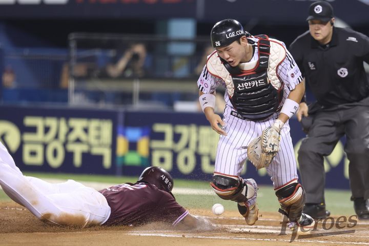 [서울=뉴시스] 프로야구 키움 히어로즈 어준서가 9일 서울 잠실구장에서 열린 2025 신한 쏠뱅크 KBO리그 LG 트윈스와의 경기에서 홈으로 쇄도하고 있다. (사진=키움 히어로즈 제공) 2025.07.09. *재판매 및 DB 금지