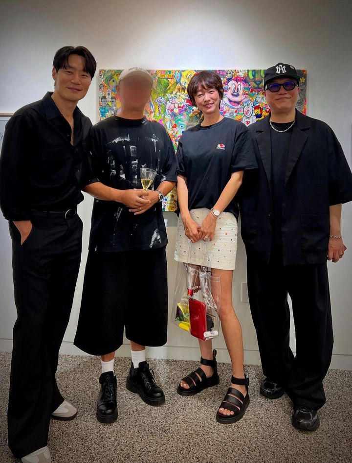 [서울=뉴시스] 배우 이희준(왼쪽부터), 김재욱씨, 배우 최여진, 쿤(KUN) 작가. (사진=최여진 인스타그램 캡처) 2025.07.10. photo@newsis.com *재판매 및 DB 금지