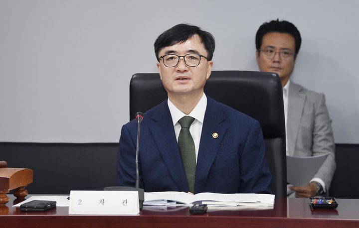 [서울=뉴시스] 임기근 기획재정부 차관이 10일 오전 서울 종로구 한국무역보험공사에서 2025년 제7차 재정사업평가위원회를 주재하고 있다. (사진=기획재정부 제공) 2025.07.10. photo@newsis.com *재판매 및 DB 금지