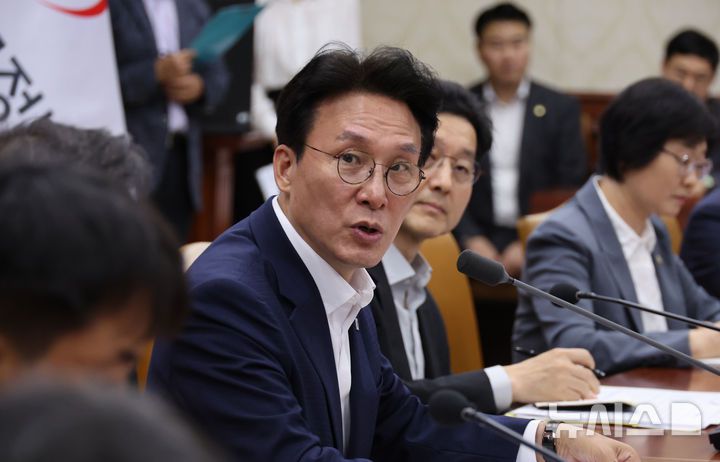 [서울=뉴시스] 김명원 기자 = 김민석 국무총리가 지난 10일 오전 서울 종로구 정부서울청사에서 열린 국정현안관계장관회의에 참석해 발언하는 모습. 2025.07.11. kmx1105@newsis.com