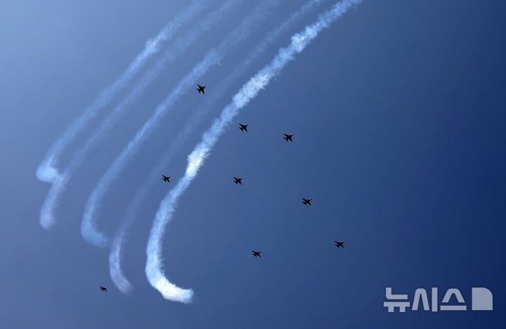 [서울=뉴시스] 김선웅 기자 = 공군 특수비행팀 블랙이글스가 10일 서울 용산구 상공에서 방위산업의 날 계기 시민참여행사 에어쇼 연습비행을 하고 있다. 2025.07.10. mangusta@newsis.com