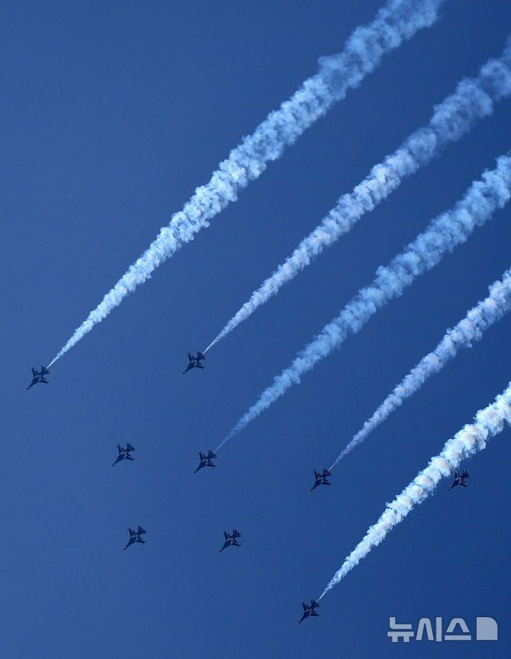 [서울=뉴시스] 김선웅 기자 = 공군 특수비행팀 블랙이글스가 10일 서울 용산구 상공에서 방위산업의 날 계기 시민참여행사 에어쇼 연습비행을 하고 있다. 2025.07.10. mangusta@newsis.com