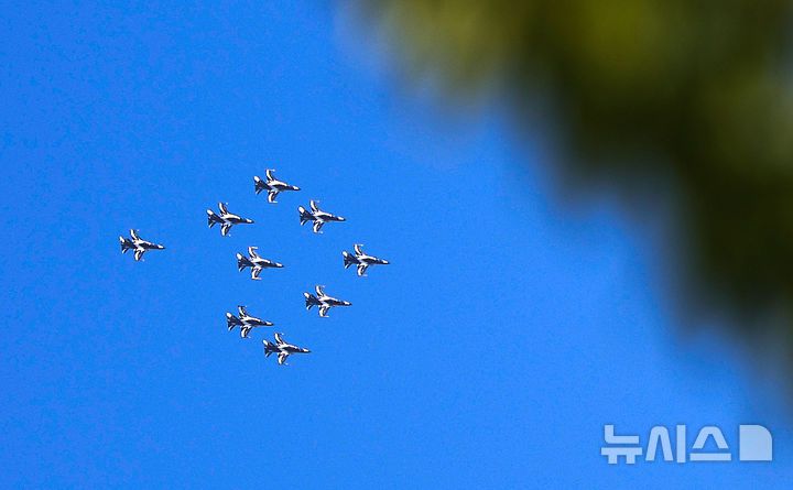 [서울=뉴시스] 김선웅 기자 = 공군 특수비행팀 블랙이글스가 10일 서울 용산구 상공에서 방위산업의 날 계기 시민참여행사 에어쇼 연습비행을 하고 있다. 2025.07.10. mangusta@newsis.com