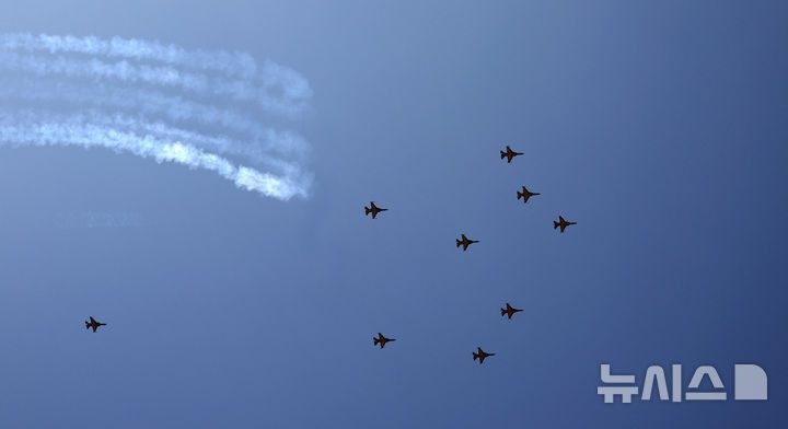 [서울=뉴시스] 김선웅 기자 = 공군 특수비행팀 블랙이글스가 10일 서울 용산구 상공에서 방위산업의 날 계기 시민참여행사 에어쇼 연습비행을 하고 있다. 2025.07.10. mangusta@newsis.com