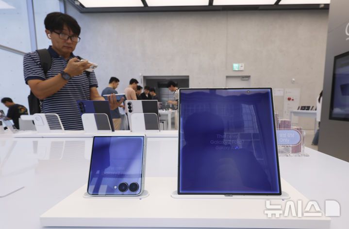 [서울=뉴시스] 김근수 기자 = 삼성전자 신형 폴더블 스마트폰 갤럭시 Z 폴드7 및 플립7 공개 첫 날인 10일 서울 서초구 삼성 강남점에서 소비자들이 스마트폰을 살펴보고 있다. 2025.07.10. ks@newsis.com