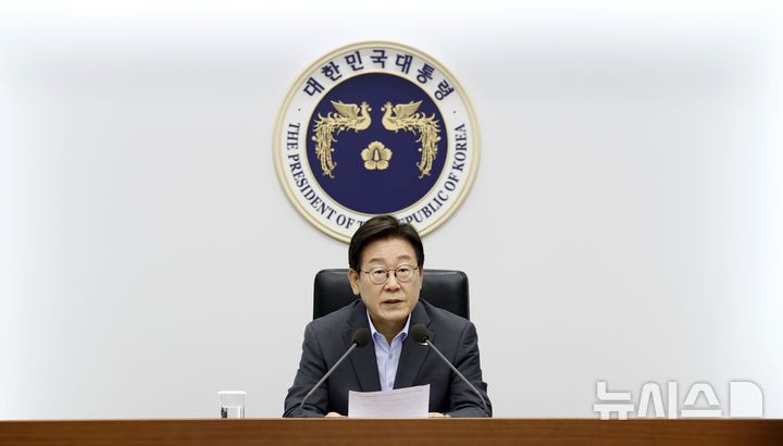 [서울=뉴시스] 최동준 기자 = 이재명 대통령이 10일 서울 용산 대통령실 청사에서 열린 제3차 수석보좌관 회의에서 발언하고 있다. 2025.07.10. photocdj@newsis.com