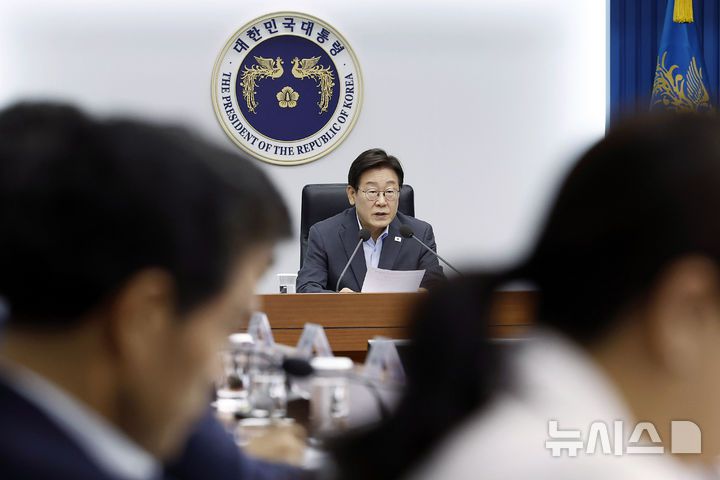 [서울=뉴시스] 최동준 기자 = 이재명 대통령이 10일 서울 용산 대통령실 청사에서 열린 제3차 수석보좌관 회의에서 발언하고 있다. 2025.07.10. photocdj@newsis.com