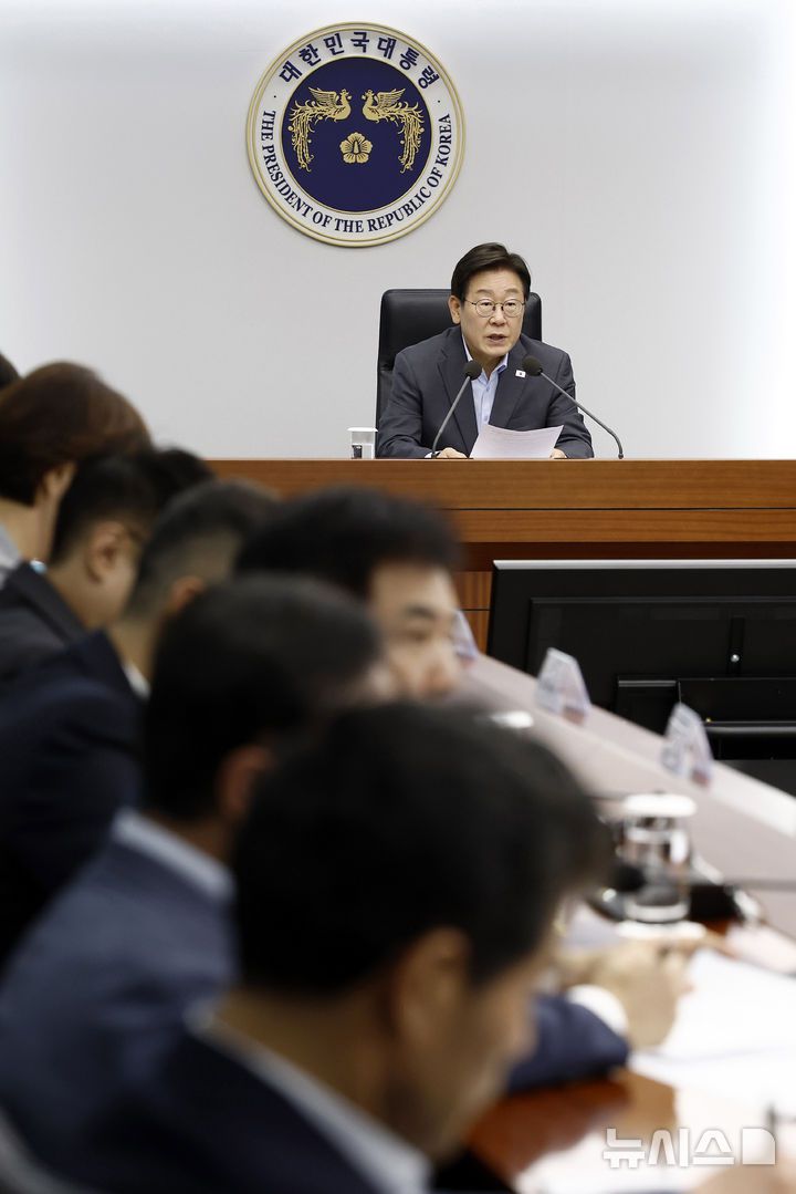 [서울=뉴시스] 최동준 기자 = 이재명 대통령이 10일 서울 용산 대통령실 청사에서 열린 제3차 수석보좌관 회의에서 발언하고 있다. 2025.07.10. photocdj@newsis.com