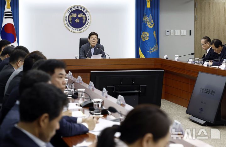 [서울=뉴시스] 최동준 기자 = 이재명 대통령이 10일 서울 용산 대통령실 청사에서 열린 제3차 수석보좌관 회의에서 발언하고 있다. 2025.07.10. photocdj@newsis.com