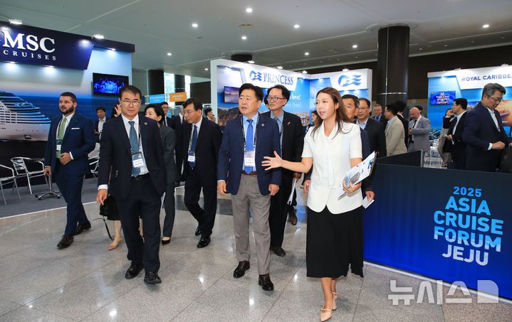 [서귀포=뉴시스] 우장호 기자 = 오영훈 제주지사가 10일 오후 제주 서귀포시 제주국제컨벤션센터(ICC)에서 열린 '제12회 제주국제크루즈 포럼' 선사관을 둘러보고 있다. 해양수산부와 제주도가 주최하고 제주관광공사가 주관하는 이번 포럼에서는 크루즈 관광의 지속가능한 발전방향과 아시아 크루즈 시장 확대 전략, 제주의 글로벌 허브 도약을 위한 협력 방안을 집중 논의한다. 2025.07.10. woo1223@newsis.com