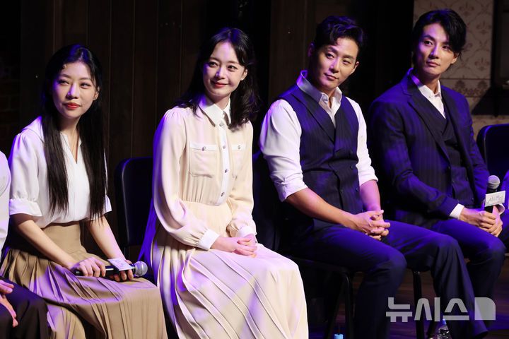 '윤심덕과 김우진' 연극 '사의 찬미' 기자간담회 [서울=뉴시스] 박진희 기자 = 연극 '사의 찬미' 배우 윤심덕 역의 서예화(왼쪽부터), 전소민, 김우진 역의 이충주, 윤시윤이 10일 서울 강서구 LG아트센터 U+스테이지에서 기자간담회를 하고 있다. 2025.07.10 pak7130@newsis.com