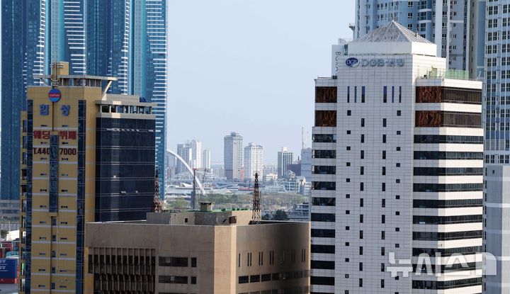 [부산=뉴시스] 하경민 기자 = 해양수산부는 10일 부산 이전 청사 위치를 부산 동구 소재 IM빌딩(본관·사진 오른쪽)과 협성타워(별관·왼쪽)로 결정했다고 밝혔다.  앞서 이재명 대통령은 청사 이전 부지가 없으면 임대라도 해서 연내 해수부를 이전할 방안을 검토하라고 지시했다. 2025.07.10. yulnetphoto@newsis.com