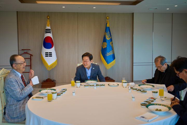 [서울=뉴시스] 이재명 대통령이 10일 서울 용산 대통령실에서 시민사회 원로인 함세웅 신부, 백낙청 교수와 오찬을 하며 국정 운영에 대한 조언을 듣고 있다. (사진=대통령실 제공) 2025.07.10. photo@newsis.com *재판매 및 DB 금지