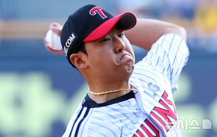 [서울=뉴시스] 최진석 기자 = 10일 서울 송파구 잠실야구장에서 열린 2025 KBO리그 키움 히어로즈와 LG 트윈스의 경기. 1회초 LG 선발 송승기가 역투하고 있다. 2025.07.10. myjs@newsis.com