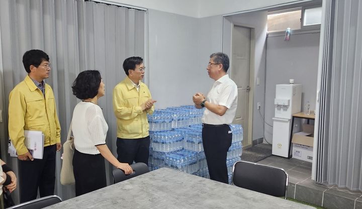 [광주=뉴시스] 송창헌 기자 =고광완 광주시 행정부시장이 11일 동구 계림동 쪽방 주민 밀집지역에 위치한 쪽빛상담소를 찾아 무더위 쉼터 운영의 애로사항 등을 청취하고 있다. (사진=광주시 제공) 2025.07.11 photo@newsis.com *재판매 및 DB 금지