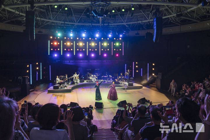 [서울=뉴시스]10일 국립극장에서 열린 '2025 여우락 페스티벌' 무대에서 가수 인순이와 서도소리 명창 유지숙이 열창하고 있다. (사진=국립극장 제공)