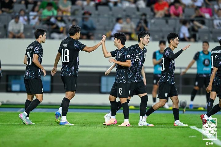 [서울=뉴시스] 홍콩전 득점에 기뻐하는 한국 남자 축구 대표팀 선수단. (사진=대한축구협회 제공) *재판매 및 DB 금지