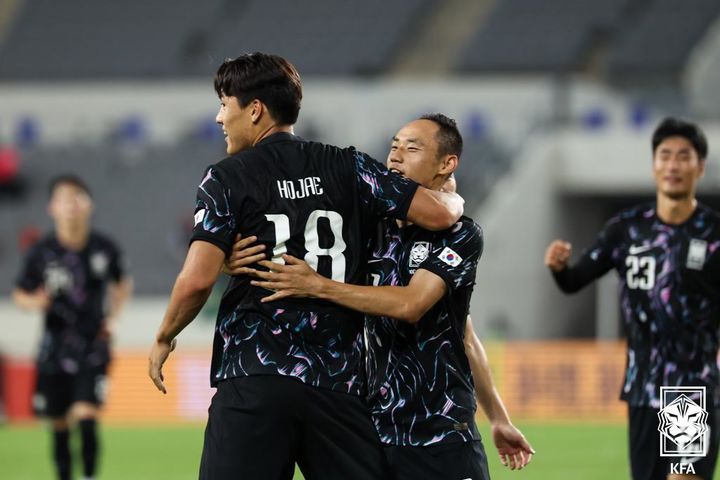 [서울=뉴시스] 한국 남자 축구 대표팀의 이호재와 문선민(사진=대한축구협회 제공)  *재판매 및 DB 금지