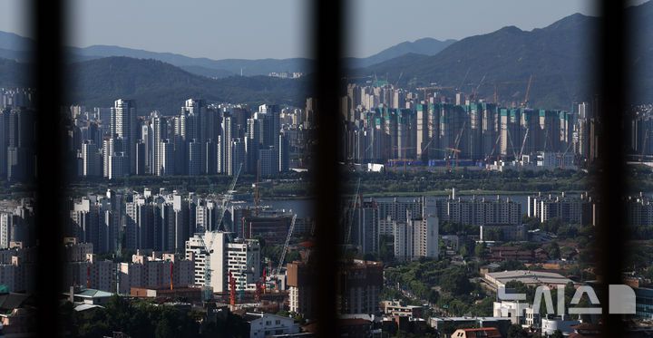 [서울=뉴시스] 조성우 기자 = 6·27 고강도 대출 규제의 여파로 서울 집값의 상승세가 2주째 둔화된 것으로 나타난 11일 오전 서울 남산에서 강남 지역의 아파트 단지가 내려다보이고 있다. KB부동산이 발표한 주간 아파트 시장 동향에 따르면 지난 7일 기준 전국 아파트 매매가격은 0.04%, 수도권은 0.11% 상승했다. 서울 아파트 매매가격은 0.28%로 24주째 오름세가 지속되고 있으나 상승세가 2주 연속 둔화됐다.금융 당국의 대출규제 이후 서울 아파트 매수심리도 위축되고 있다. 서울 매수우위지수는 60.6으로 전주(76.4)보다 15.8포인트(p) 떨어지며 대출규제 발표 이후 2주 연속 하락했다. 2025.07.11. xconfind@newsis.com