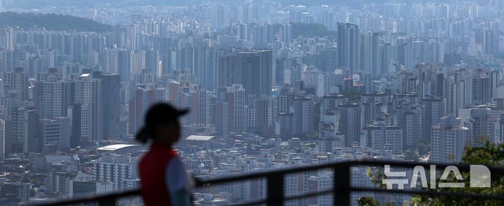 [서울=뉴시스] 조성우 기자 = 6·27 고강도 대출 규제의 여파로 서울 집값의 상승세가 2주째 둔화된 것으로 나타난 11일 오전 서울 남산에서 아파트 단지가 내려다보이고 있다. KB부동산이 발표한 주간 아파트 시장 동향에 따르면 지난 7일 기준 전국 아파트 매매가격은 0.04%, 수도권은 0.11% 상승했다. 서울 아파트 매매가격은 0.28%로 24주째 오름세가 지속되고 있으나 상승세가 2주 연속 둔화됐다.금융 당국의 대출규제 이후 서울 아파트 매수심리도 위축되고 있다. 서울 매수우위지수는 60.6으로 전주(76.4)보다 15.8포인트(p) 떨어지며 대출규제 발표 이후 2주 연속 하락했다. 2025.07.11. xconfind@newsis.com