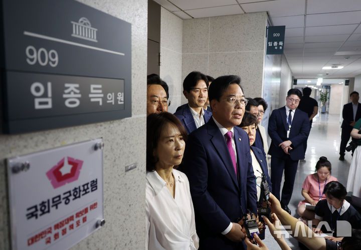 [서울=뉴시스] 고승민 기자 = 송언석 국민의힘 비상대책위원장 겸 원내대표와 의원들이 11일 서울 여의도 국회 의원회관에서 채상병 특검팀 압수수색이 진행 중인 임종득 의원실 방문을 마친 뒤 취재진 앞에서 입장을 밝히고 있다. 2025.07.11. kkssmm99@newsis.com