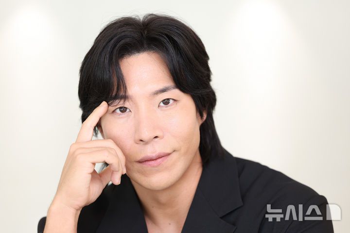 [서울=뉴시스] 황준선 기자 = 배우 태원석이 지난 10일 서울 중구 뉴시스에서 인터뷰에 앞서 포즈를 취하고 있다. 2025.07.21 hwang@newsis.com