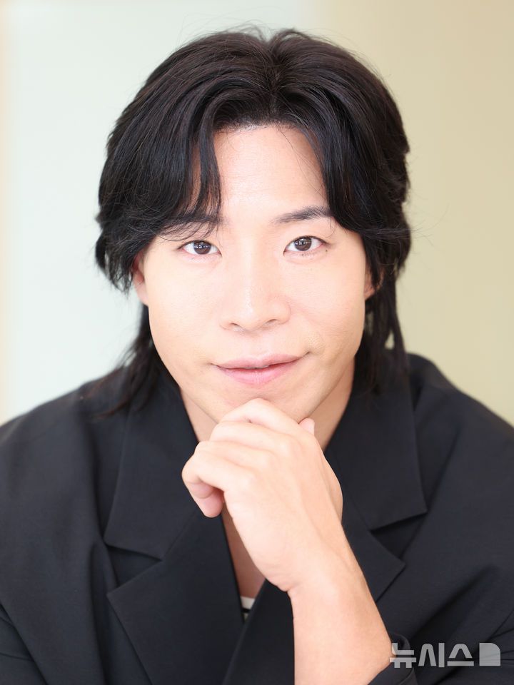 [서울=뉴시스] 황준선 기자 = 배우 태원석이 지난 10일 서울 중구 뉴시스에서 인터뷰에 앞서 포즈를 취하고 있다. 2025.07.21. hwang@newsis.com