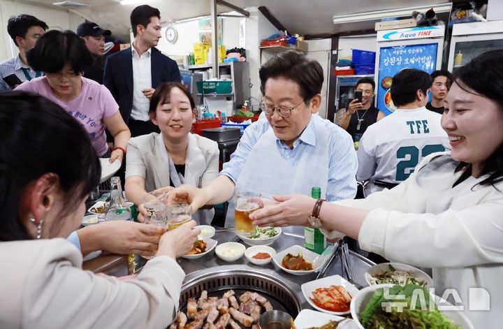 [서울=뉴시스] 최동준 기자 = 이재명 대통령이 11일 서울 종로구 한 식당에서 시민들과 '삼겹살 외식'을 하며 건배를 하고 있다.이 대통령은 SNS에 식사 계획을 알리며 "이처럼 어려운 시기에 21일부터 시행되는 민생회복 소비쿠폰 정책이 내수 진작과 지역 경제 활성화에 활력을 불어넣길 기대한다"고 밝혔다. (대통령실통신사진기자단) 2025.07.11. photocdj@newsis.com