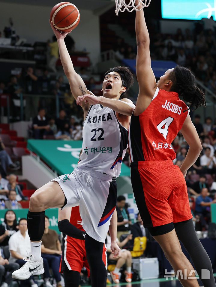 [안양=뉴시스] 조성우 기자 = 11일 오후 안양 동안구 정관장 아레나에서 열린 2025 남자농구 국가대표 평가전 대한민국과 일본의 경기, 한국 여준석이 슛을 하고 있다. 2025.07.11. xconfind@newsis.com