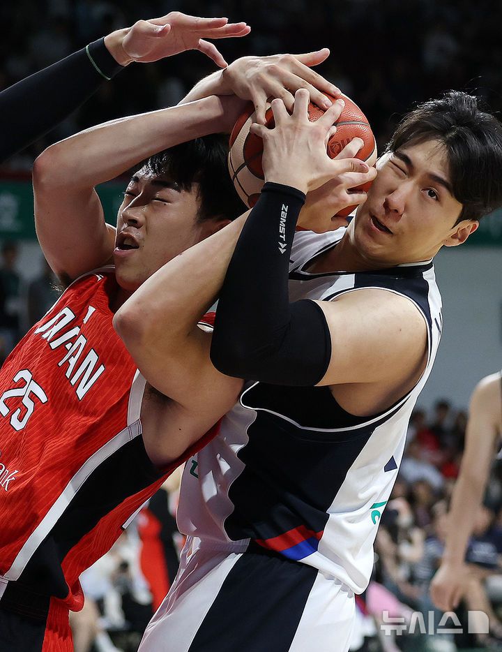 [안양=뉴시스] 조성우 기자 = 11일 오후 안양 동안구 정관장 아레나에서 열린 2025 남자농구 국가대표 평가전 대한민국과 일본의 경기, 한국 문정현과 일본 카와시마 유토가 볼다툼을 벌이고 있다. 2025.07.11. xconfind@newsis.com