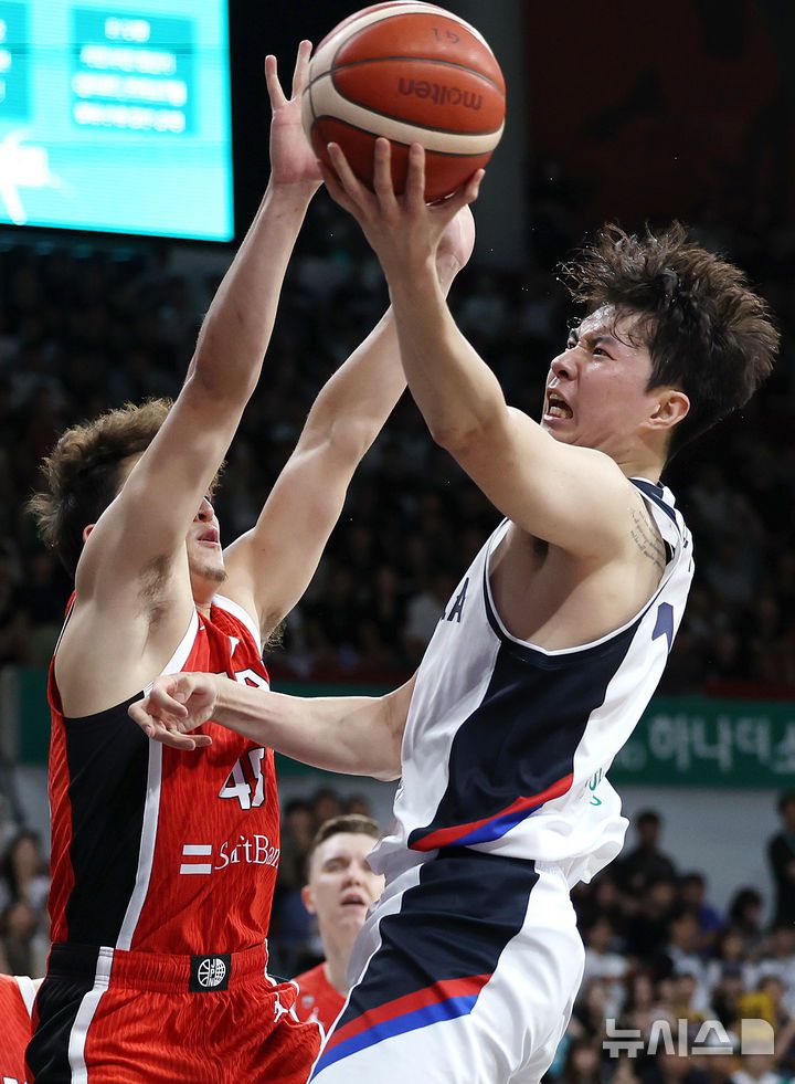 [안양=뉴시스] 조성우 기자 = 11일 오후 안양 동안구 정관장 아레나에서 열린 2025 남자농구 국가대표 평가전 대한민국과 일본의 경기, 한국 이현중이 슛을 시도하고 있다. 2025.07.11. xconfind@newsis.com