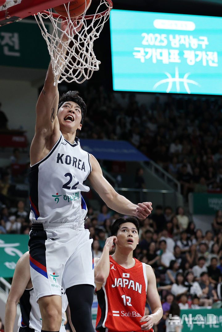 [안양=뉴시스] 조성우 기자 = 11일 오후 안양 동안구 정관장 아레나에서 열린 2025 남자농구 국가대표 평가전 대한민국과 일본의 경기, 한국 여준석이 덩크슛을 시도하고 있다. 2025.07.11. xconfind@newsis.com