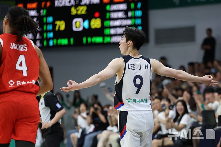 [안양=뉴시스] 조성우 기자 = 11일 오후 안양 동안구 정관장 아레나에서 열린 2025 남자농구 국가대표 평가전 대한민국과 일본의 경기, 한국 이정현이 슛을 성공시킨 뒤 환호하고 있다. 2025.07.11. xconfind@newsis.com